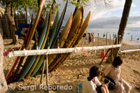 Tablas de surf en la playa de Waikiki Beach. O’ahu.
